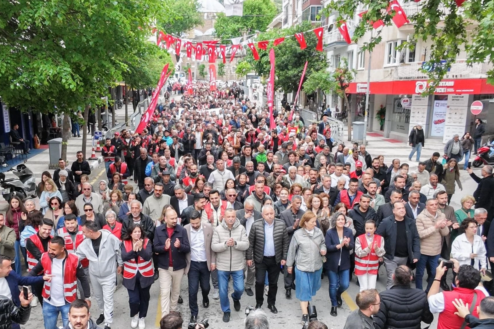 Manisa'da Başkan Dutlulu emekçilerle omuz omuzaydı