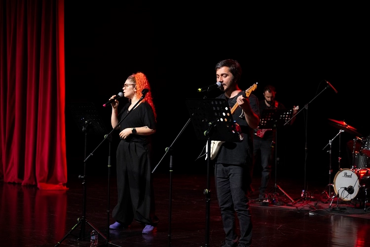 Mersin'de LGS'ye hazırlanan öğrenciler stresi konserle attı