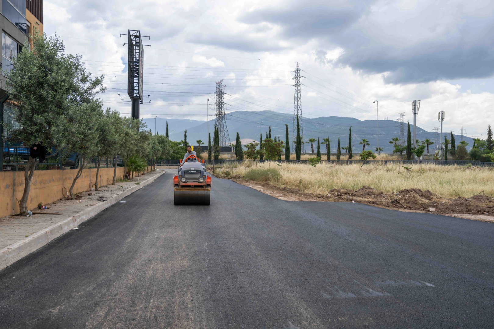 İzmir Bornova’da asfalt seferberliği