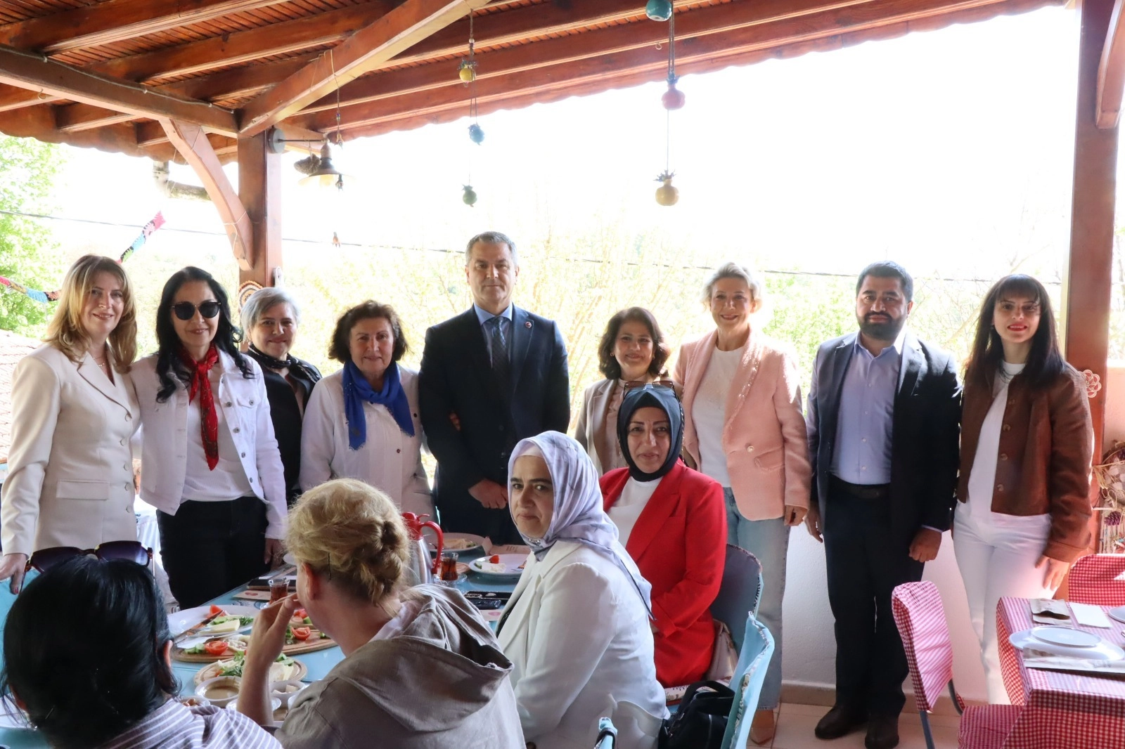 Kocaeli İzmit'te kadın muhtarlara Anneler Günü kahvaltısı