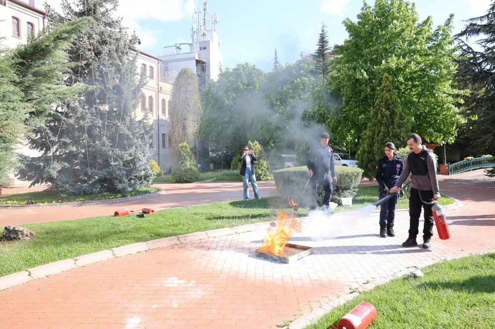 Eskişehir’de otelde yangın tatbikatı gerçeğini aratmadı