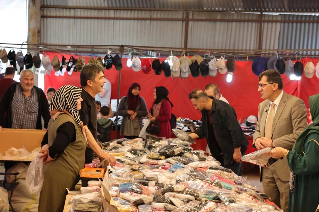 Kütahya'da Başkan Kahveci'den Bayram Pazarı’na ziyaret