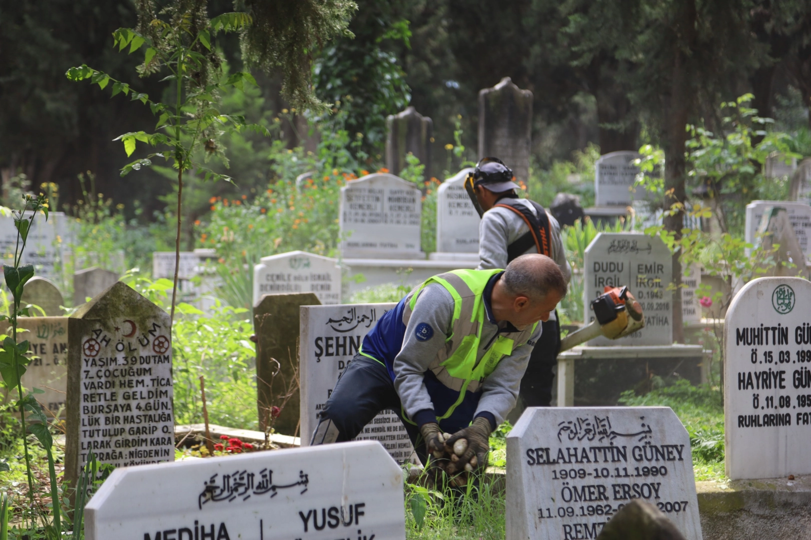 Bursa’da mezarlıklar bayrama hazır