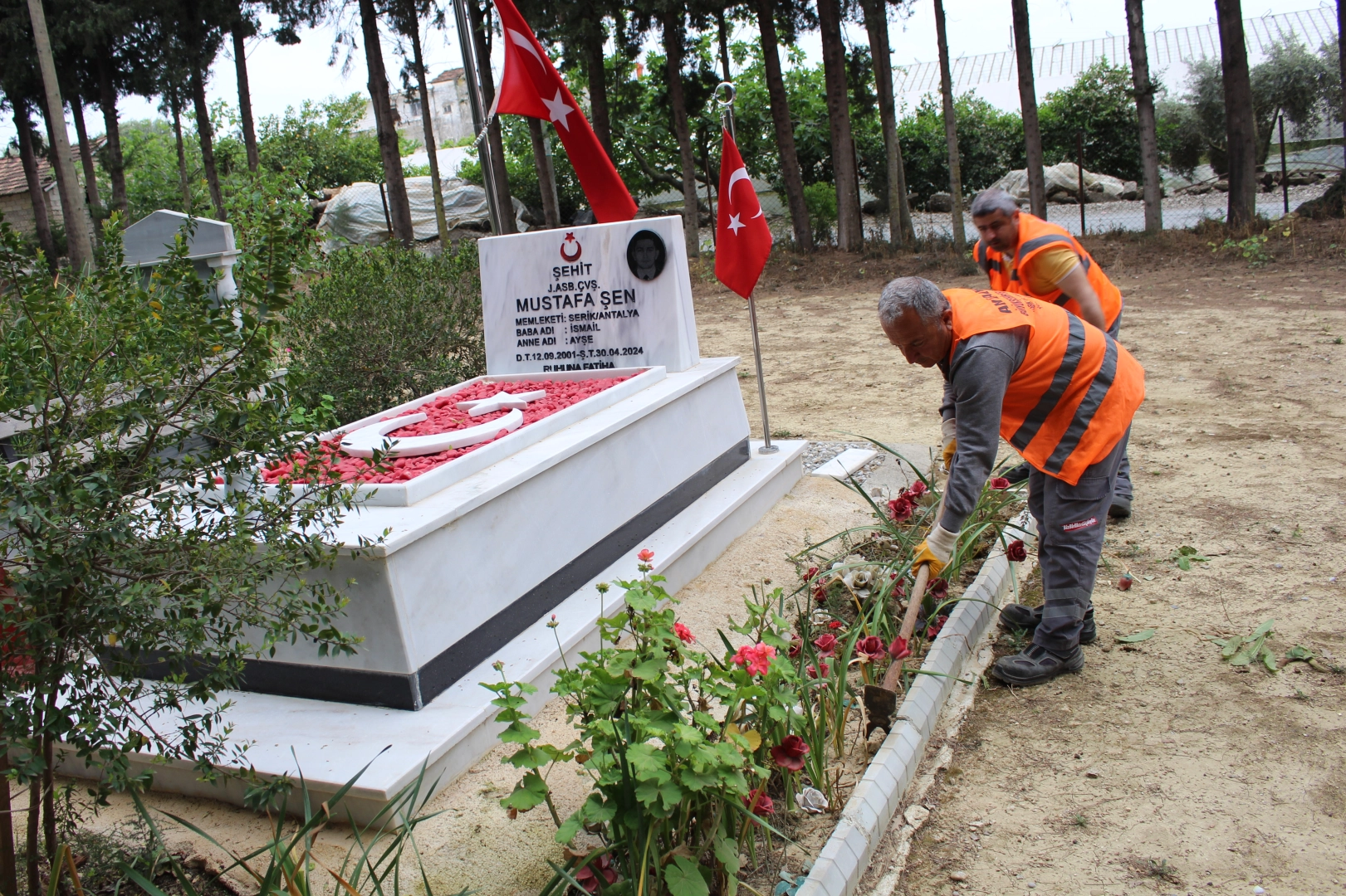Mezarlıklarda bayram hazırlığı sürüyor