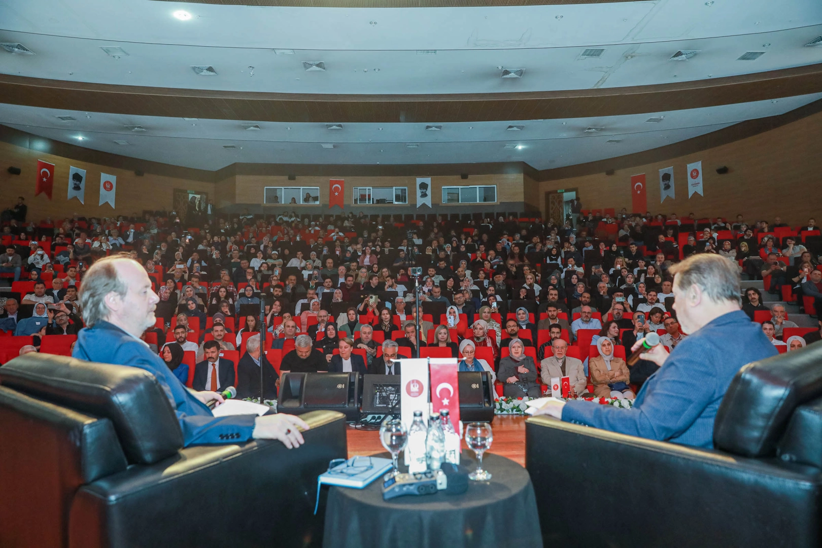 Ankara Keçiören'de Ahmet Özhan konser ve söyleşisine yoğun ilgi