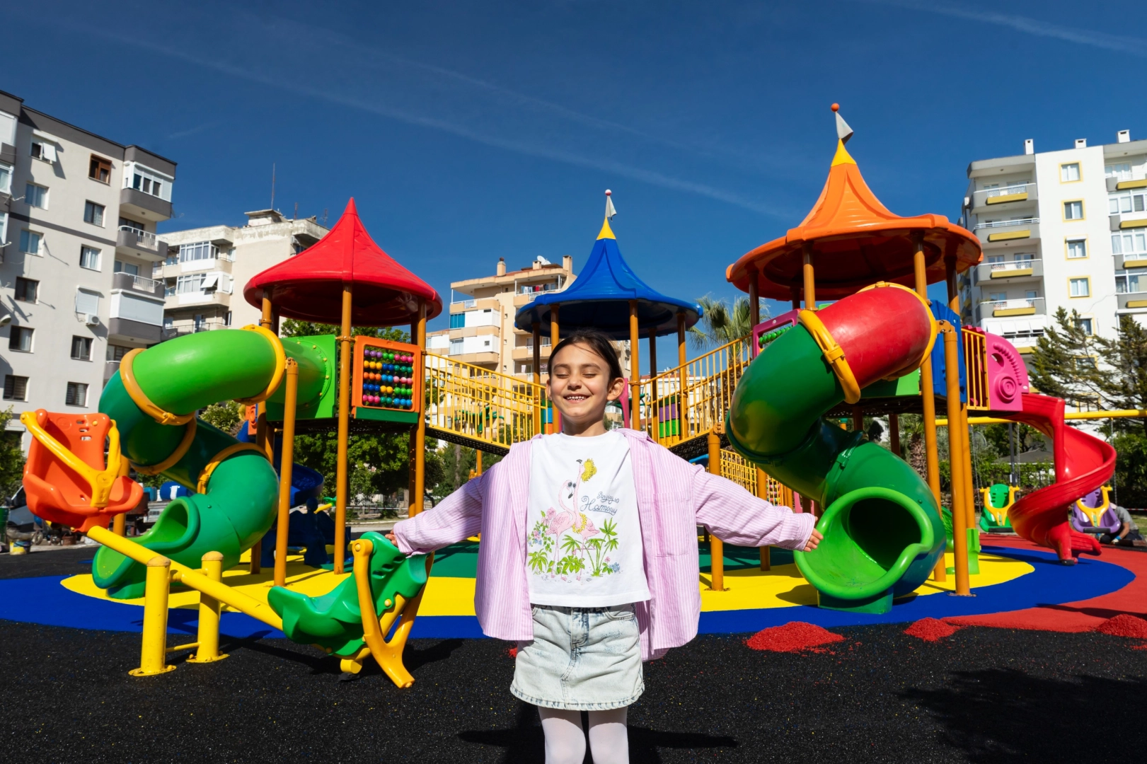 İzmir Narlıdere'de oyun parkı zeminleri yenileniyor