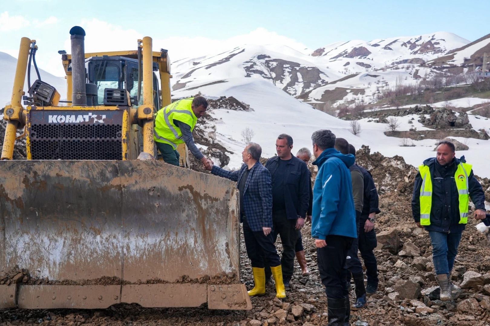 Hakkâri–Van yolunda seferberlik... Heyelan sonrası çalışmalar sürüyor