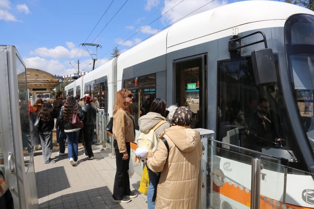 Eskişehir'de öğrenciler “Bas Geç” ile ulaşımda nefes aldı
