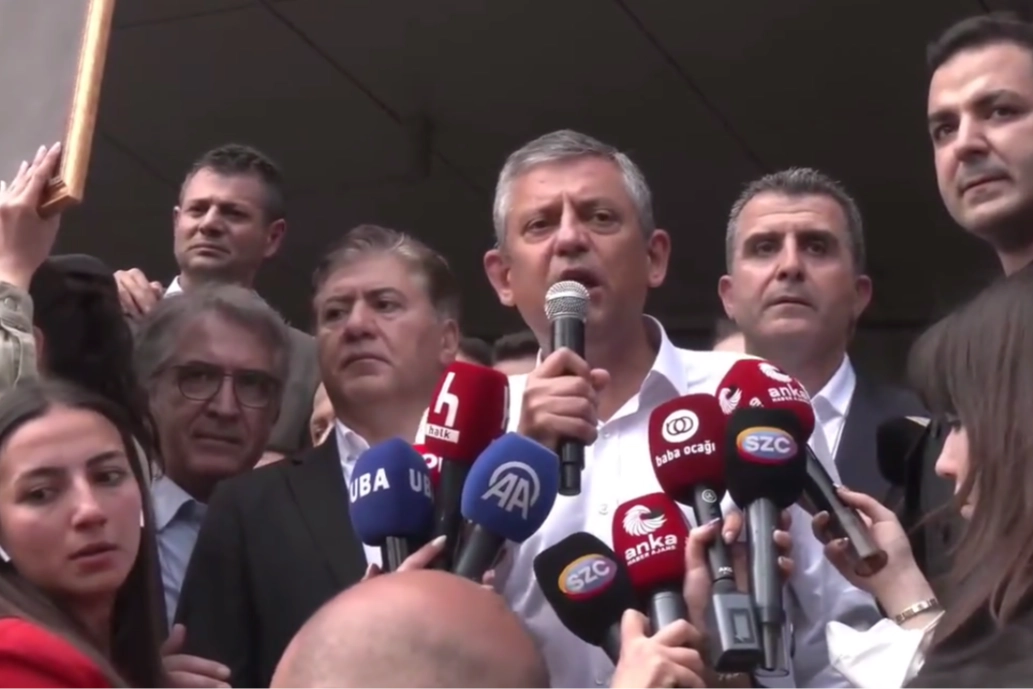 Özgür Özel: CHP sokakta, meydanda, yoldadır... Geri gelmek üzere çıkıyorum!