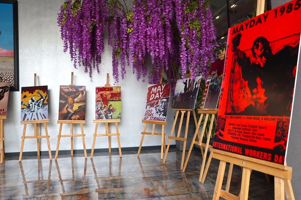İstanbul Maltepe’de 1 Mayıs afişleri sergileniyor