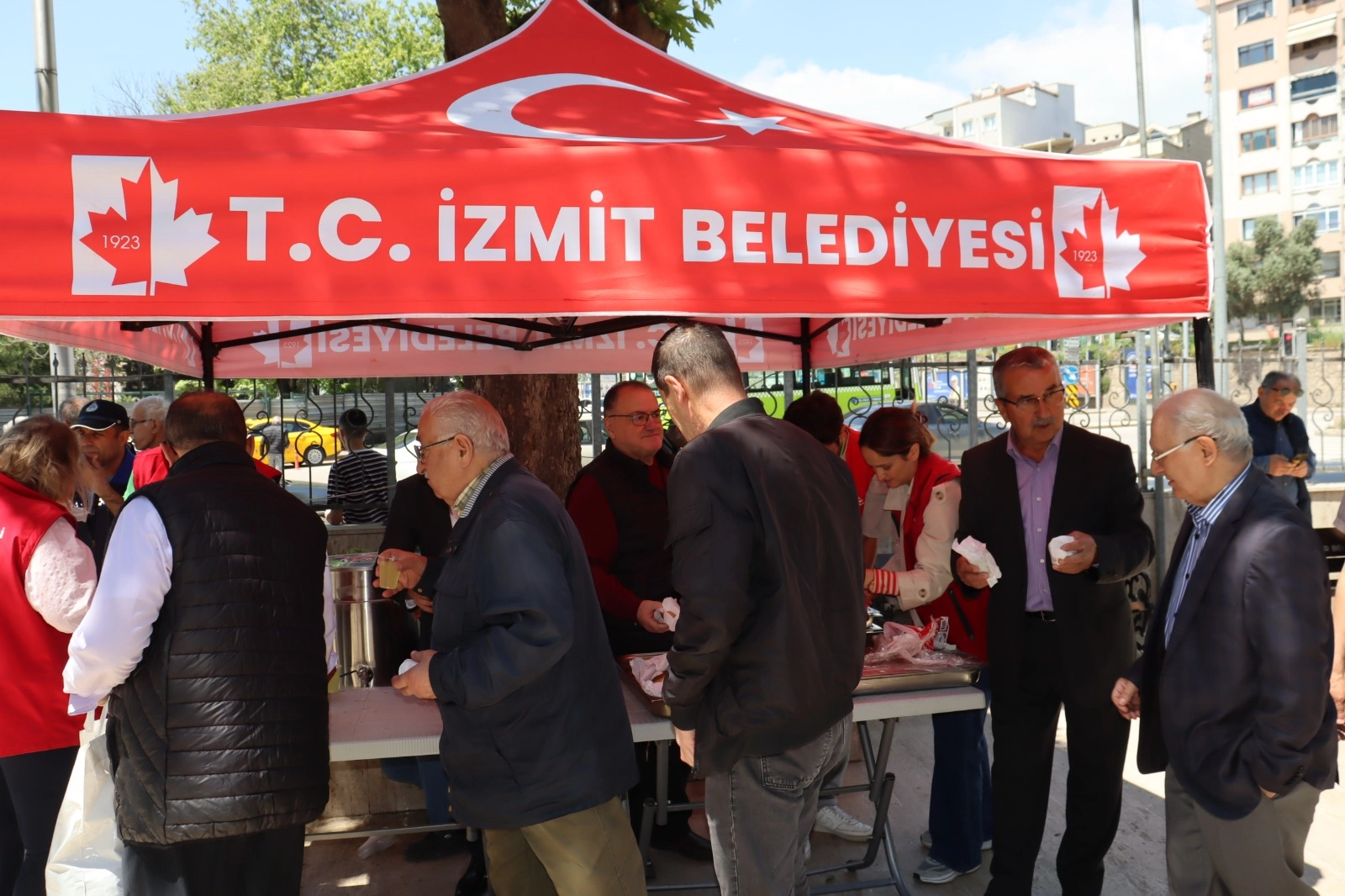 İzmit Belediyesi Cumalık gönül ikramlarını Kozluk'ta yaptı