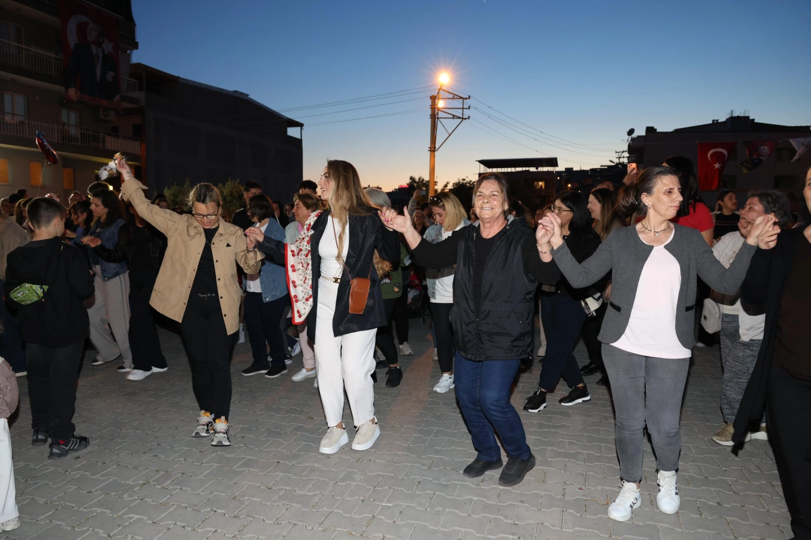 İzmir Çiğli'de binlerce kişi baharın renklerinde buluştu