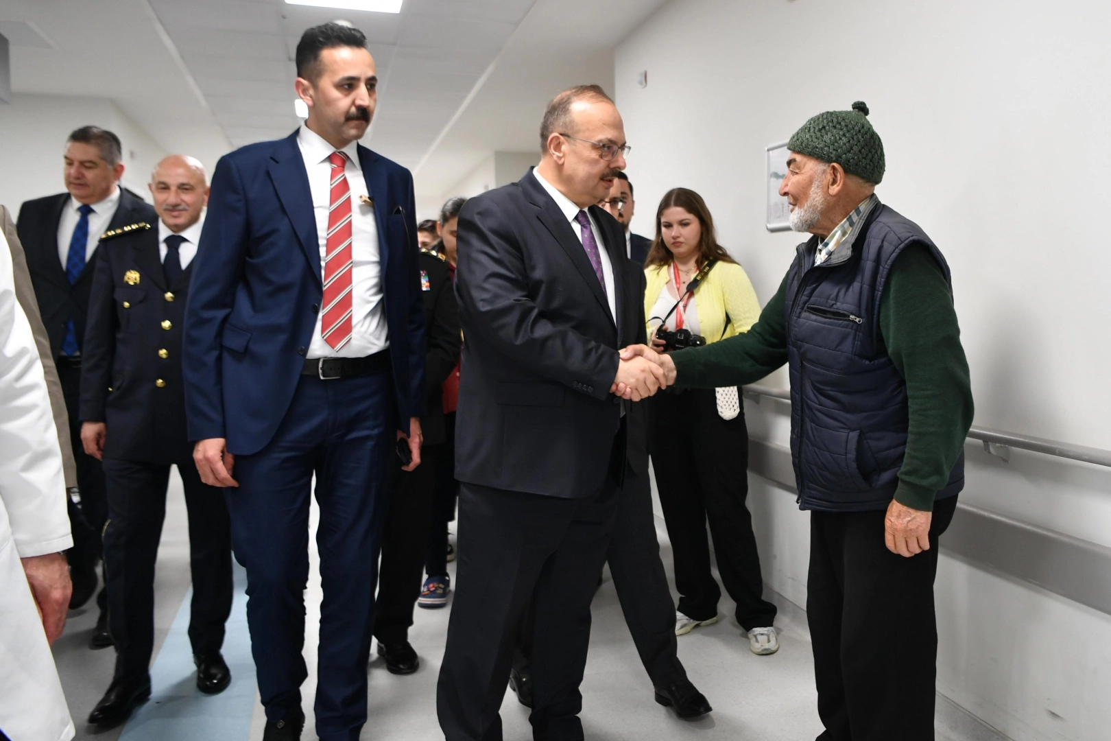 Ankara'da Vali Canbolat’tan bayramda hastane ziyareti