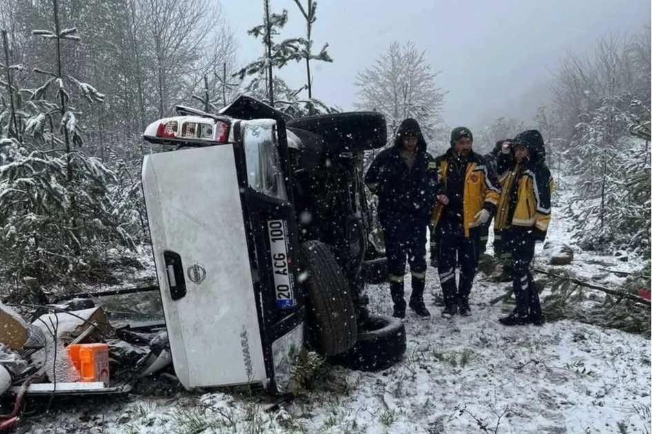 Elektrik arıza ekibi pikapla şarampole devrildi: 3 yaralı
