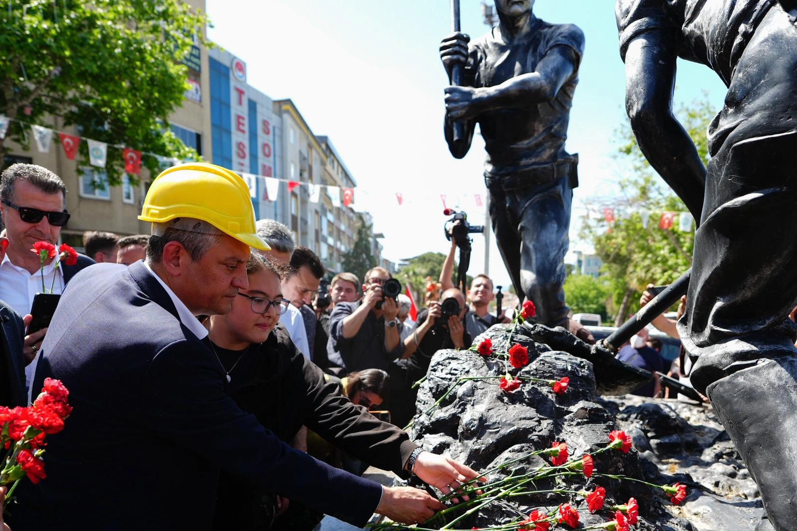 Manisa Soma’da 301 madenci karanfillerle anıldı