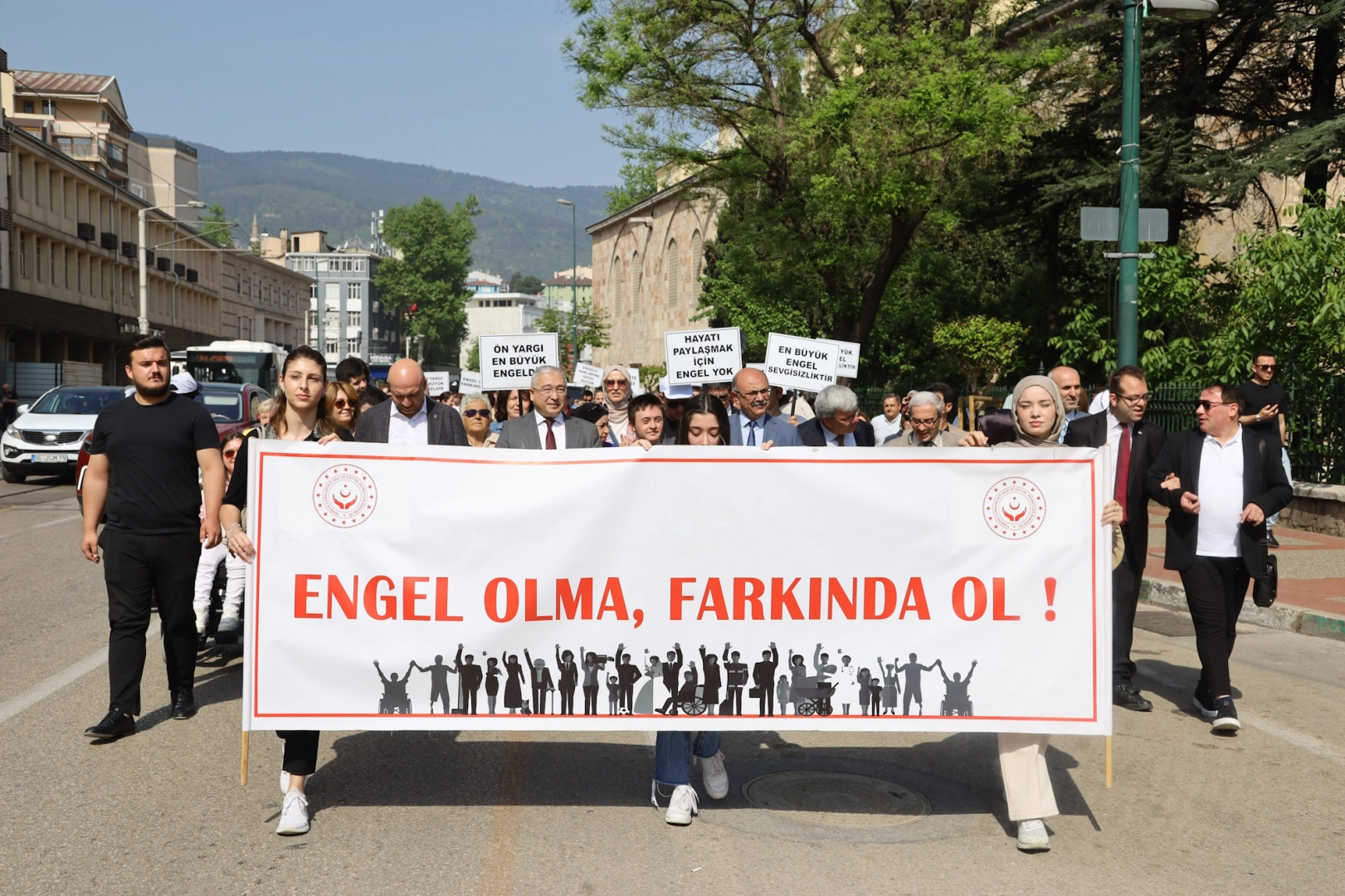 Bursa engelsiz geleceğe yürüdü