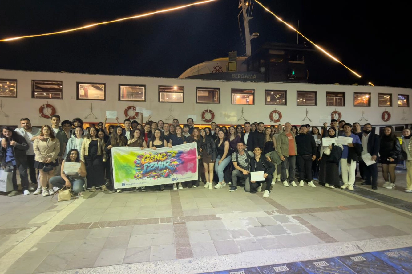 Genç İzmir gönüllüleri, Bergama Vapuru’nda buluştu