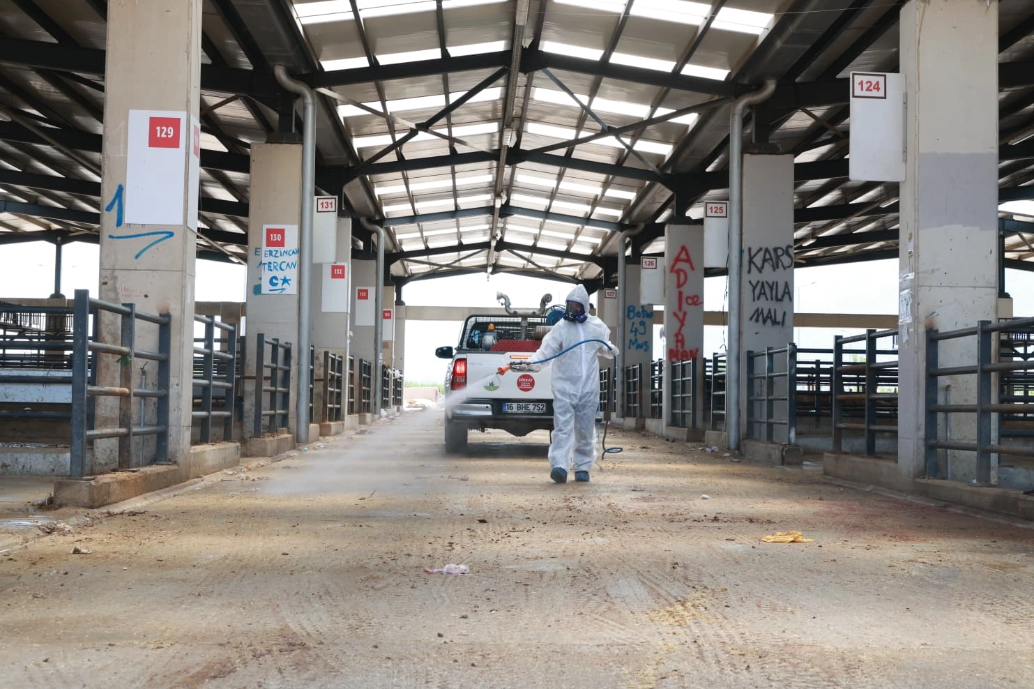 Osmangazi’de kurban pazarları ilaçlanarak dezenfekte edildi