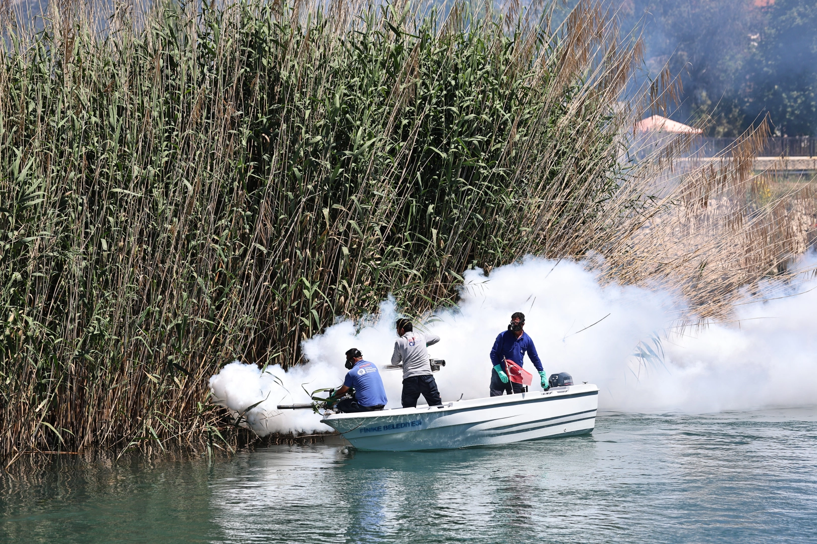 Antalya’da denizden karaya ilaçlama yapılıyor