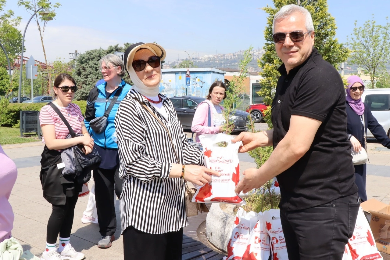 İzmit'ten sağlıklı yaşam yürüyüşünde annelere anlamlı jest