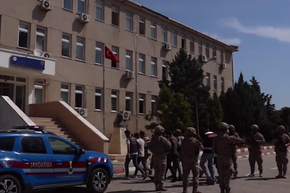 FETÖ'ye 33 ilde 43 tutuklama!