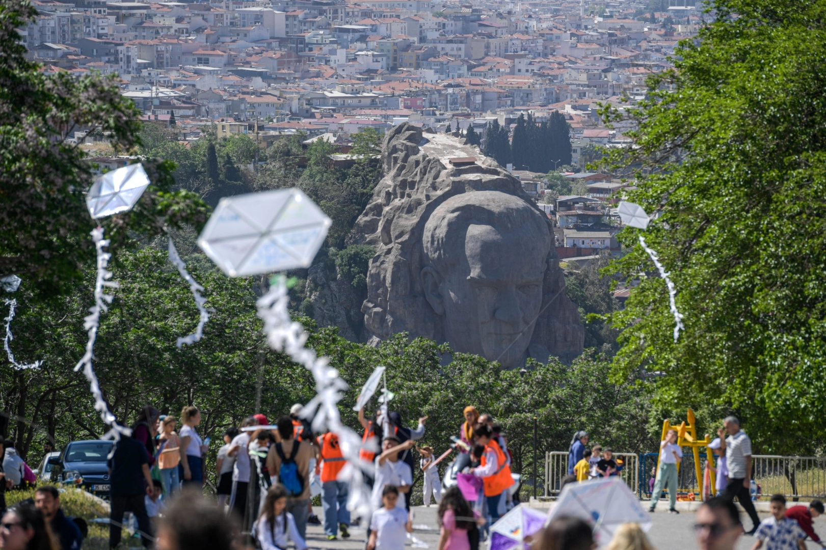 İzmir Kadifekale semaları renklendi