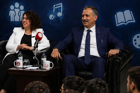 Vali Bozkurt ve eşi gençlerle “Muhabbete Gel Gecesi”nde buluştu