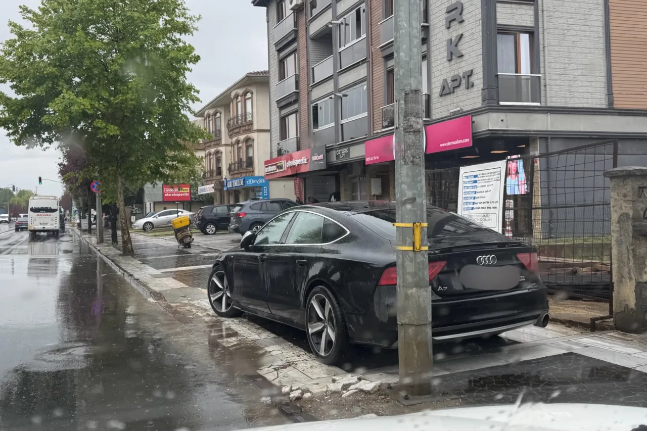 Düzce'de kaldırımlar araç işgali altında!