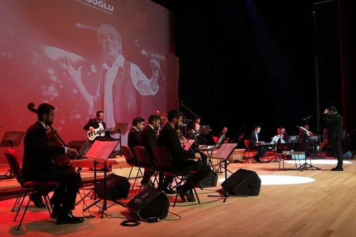 Denizli'de Edip Akbayram şarkılarıyla unutulmaz bir konser