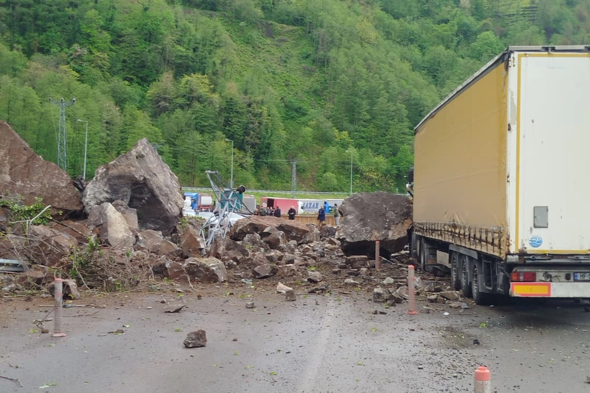 Artvin'de heyelan! Yabancı tır hasar aldı!