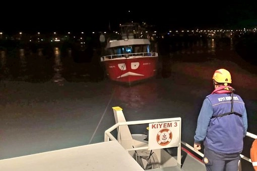 Kocaeli açıklarında sürüklenen tekne kurtarıldı