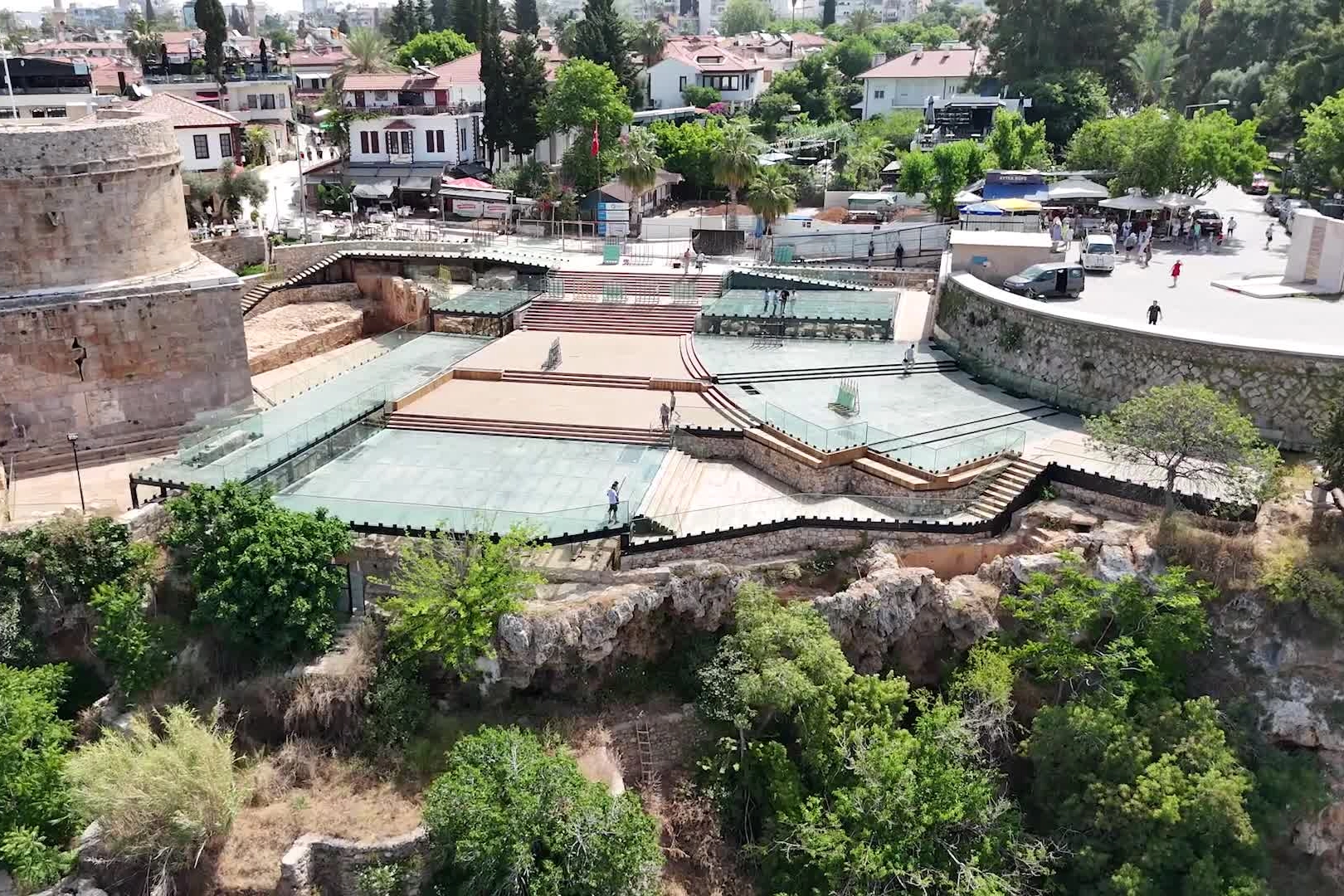 Tarihi kulede inanılmaz defile