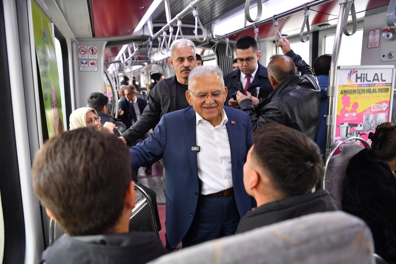 Memduh Büyükkılıç'tan tramvay yolculuğu