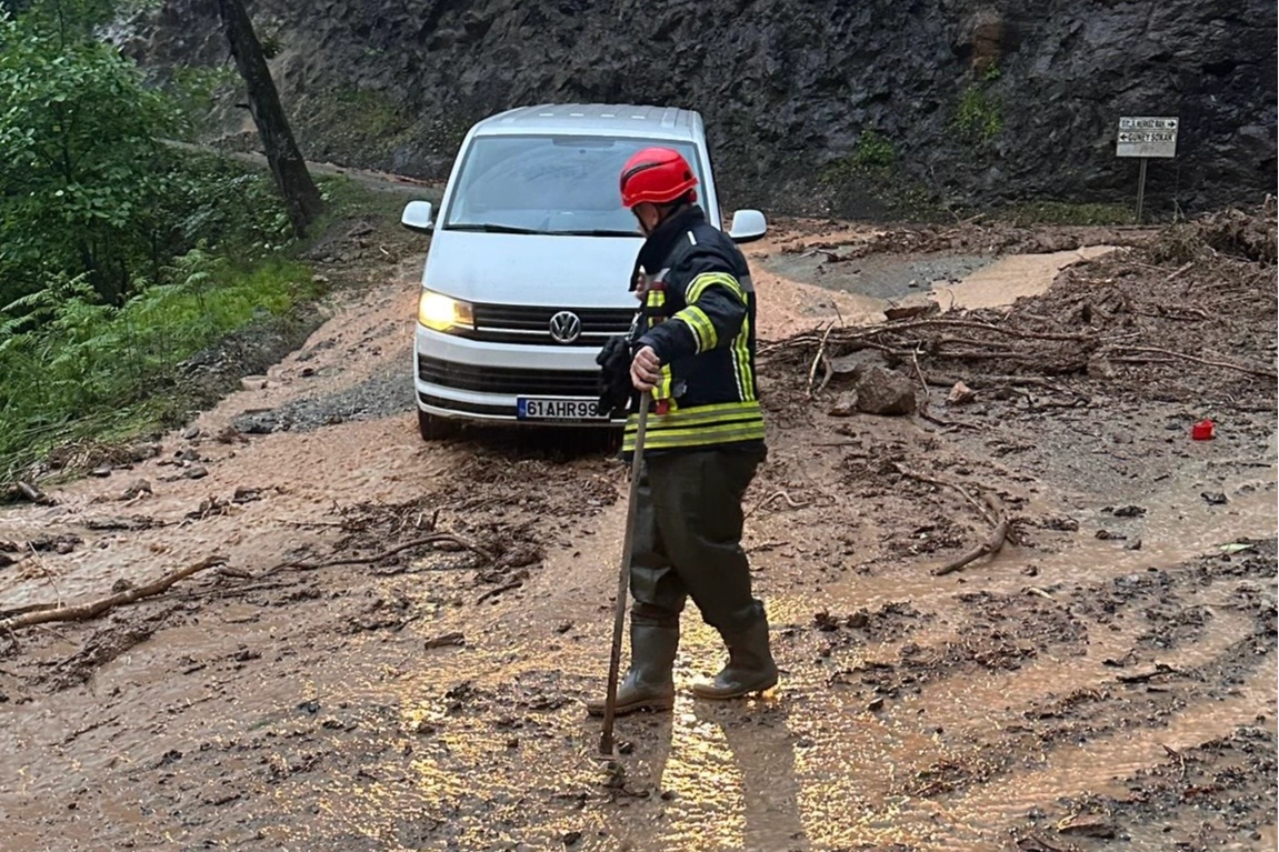 Trabzon Araklı’da sel mağdurlarına itfaiye yardımı