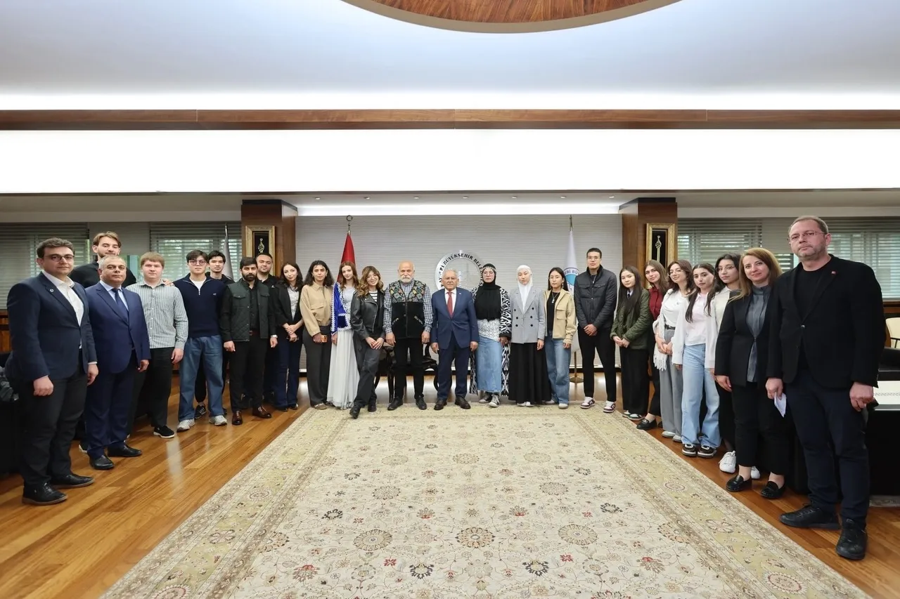 Kayseri'deki Türk Dünyası gençlerinden Başkan Büyükkılıç'a ziyaret