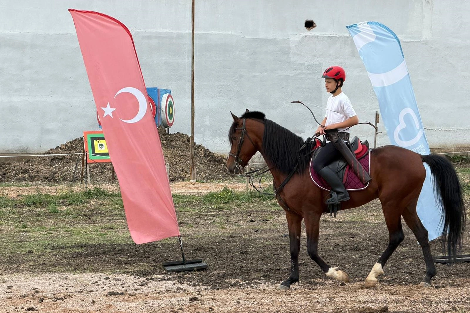 Balıkesir’de üniversiteliler binicilik ve atlı okçulukla tanıştı