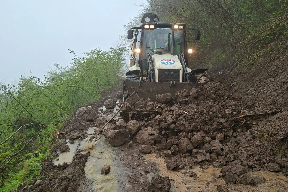 Trabzon’da heyelan sonrası 4 yol açıldı