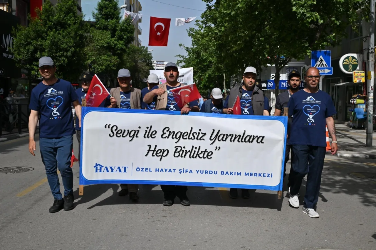 Manisa'da 'engelsiz' yürüyüş