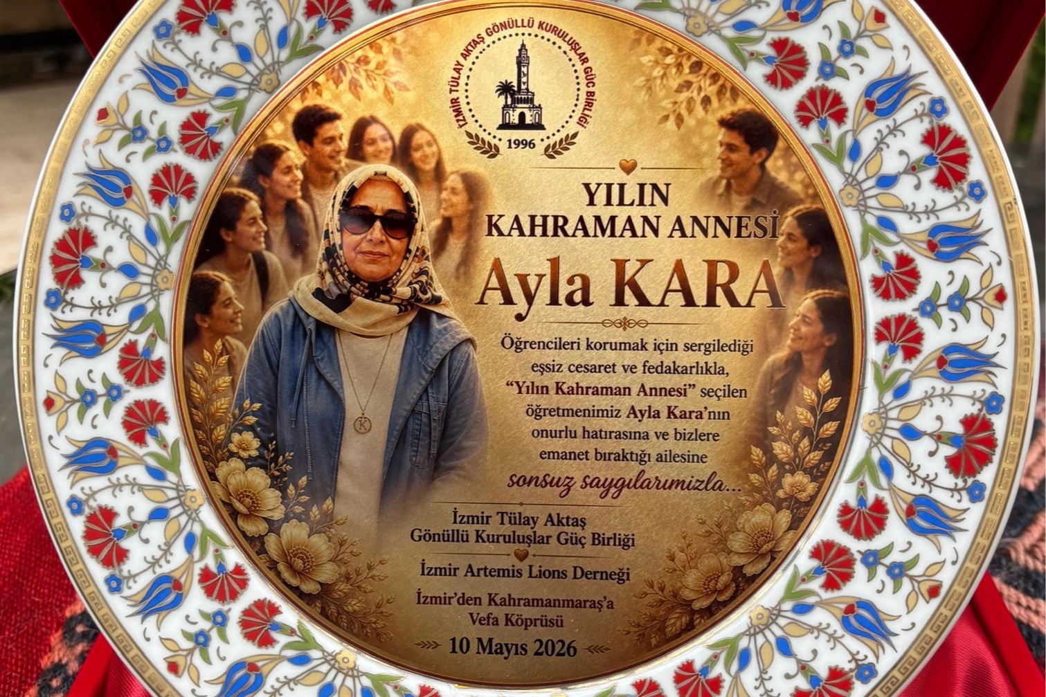 Kahraman öğretmen Ayla Kara’ya 'yılın annesi' ödülü