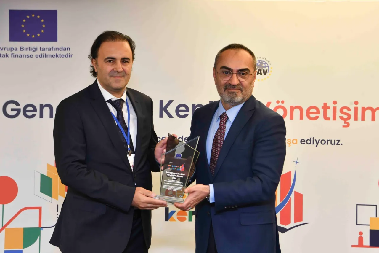 “Genç Dostu Yerel Yönetişim Zirvesi”nde ABB'ye ödül