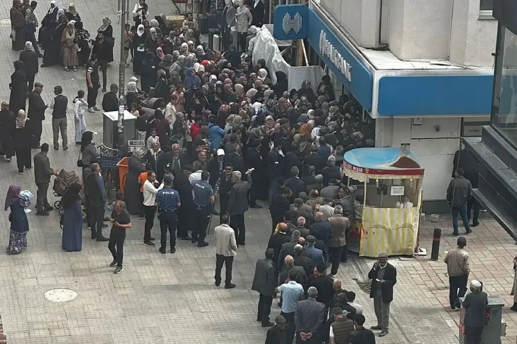 Ağrı'da sosyal yardım kuyruğu! Halkbank’a acil önlem çağrısı
