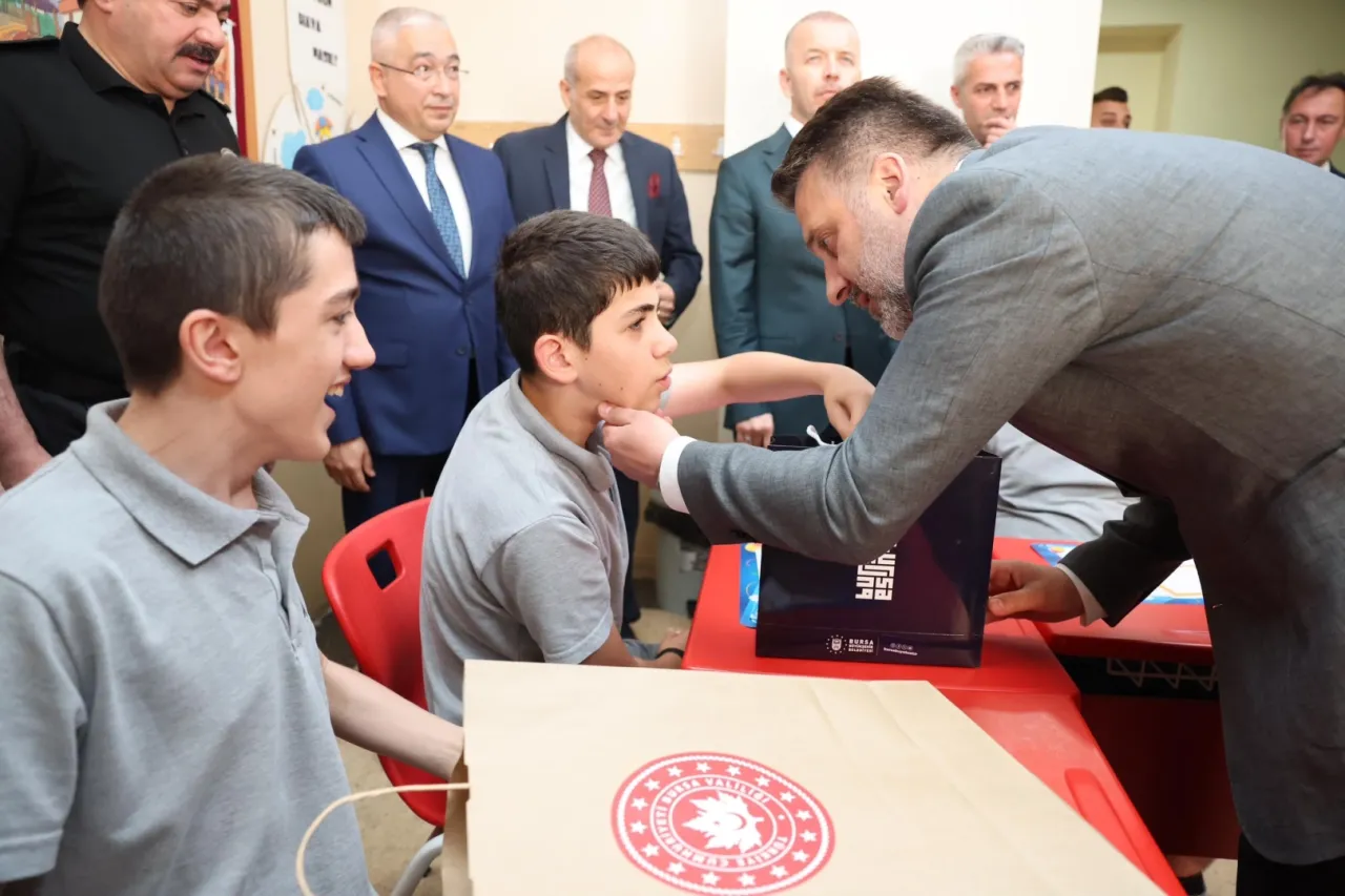 Bursa'da Başkan Vekili Biba öğrencilerin karne heyecanına ortak oldu