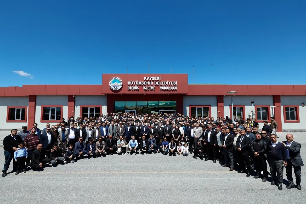Memduh Büyükkılıç bayram sevincini şehrin dört bir yanında yaşadı