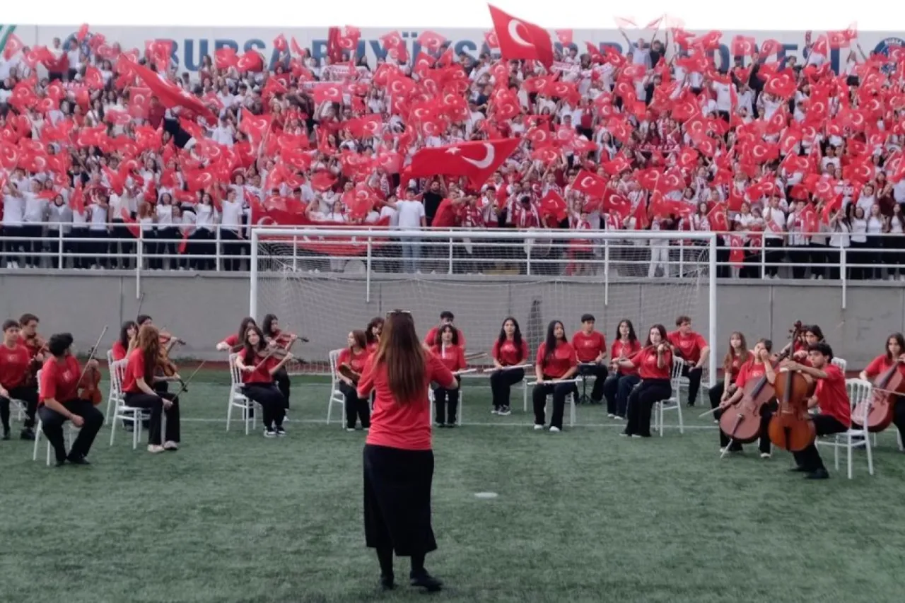 A Milli Takım marşını Bursalı öğrenciler besteledi... Bursalı 'Bizim Çocuklar' birinci seçildi