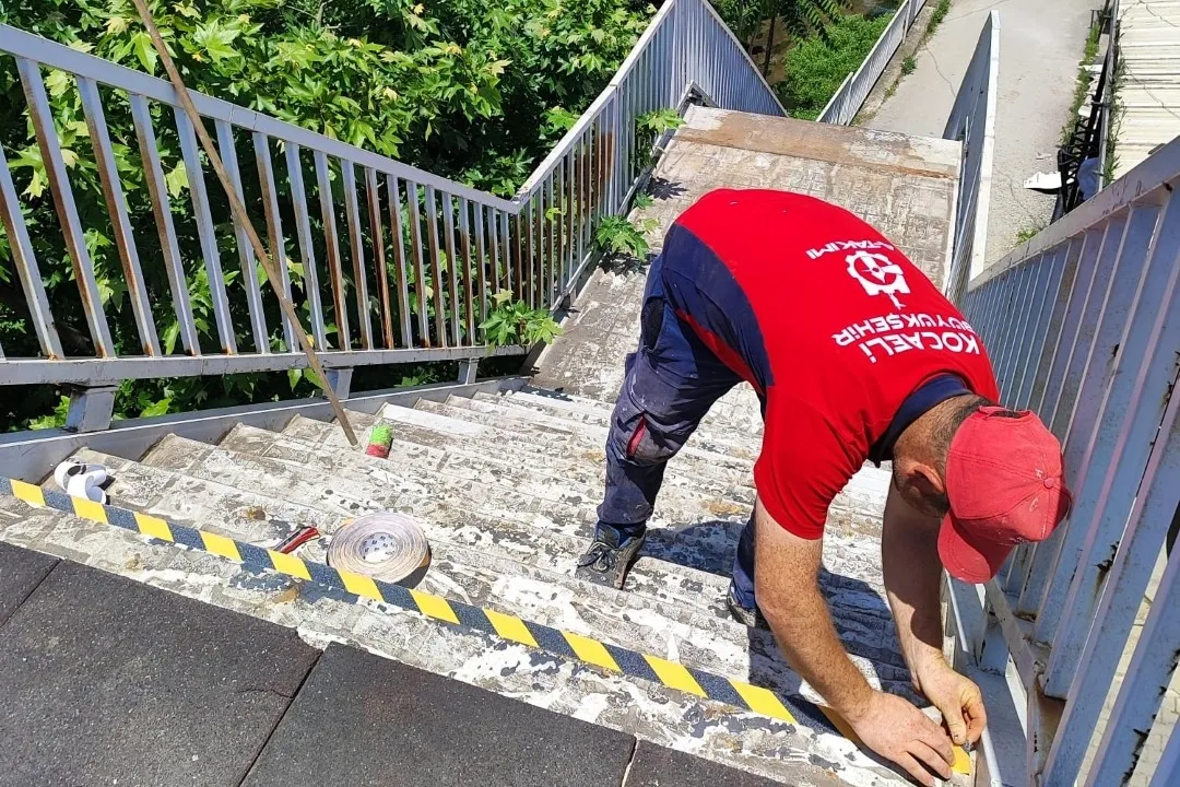 Kocaeli Büyükşehir'den üst geçitlere güvenli bakım