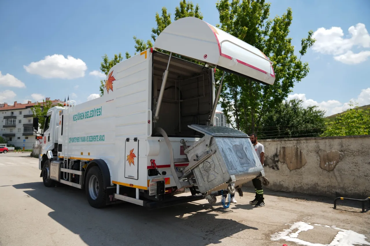 Ankara Keçiören'de konteynerler tek tek yıkanıyor
