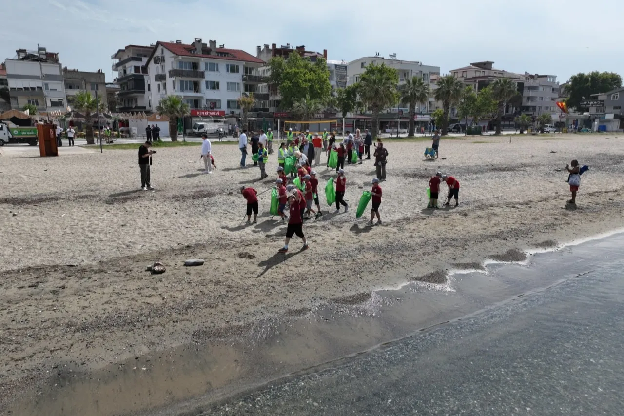 Balıkesirli minikler Akçay sahilinde çevre temizliği yaptı
