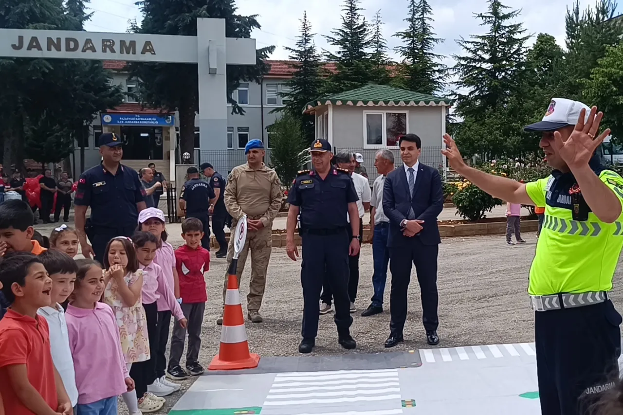 Bilecik Pazaryeri’nde jandarma öğrencilerle buluştu