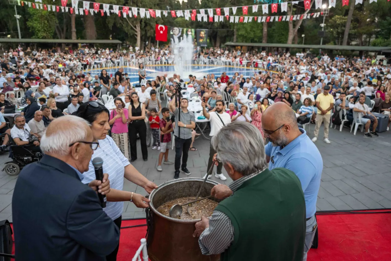 İzmir Bornova’da 3500 kişilik aşure sofrası kuruldu