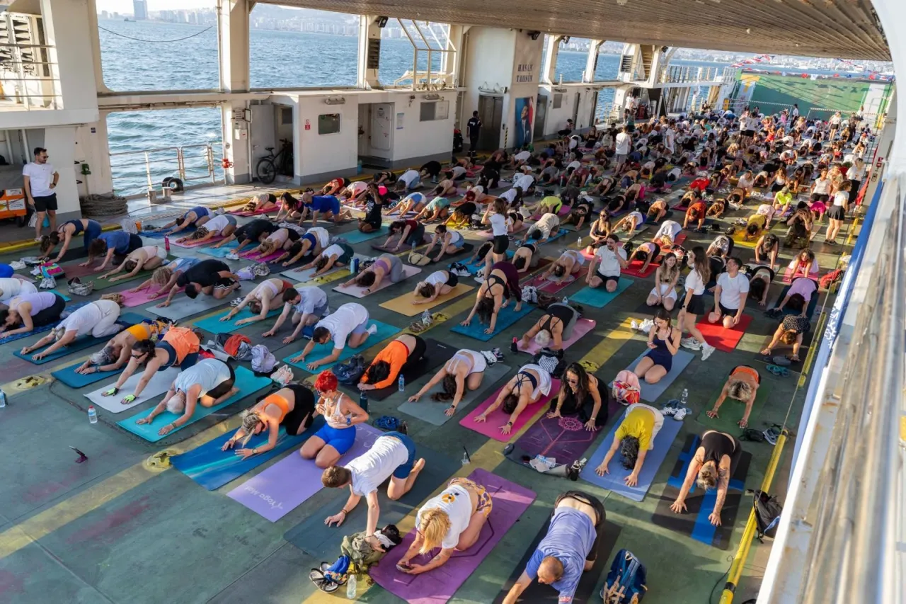 Körfez’in mavisinde 400 kişilik yoga buluşması